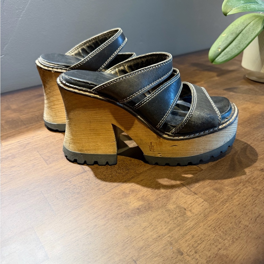 London Underground Black Leather Platform Sandals, endless style!!